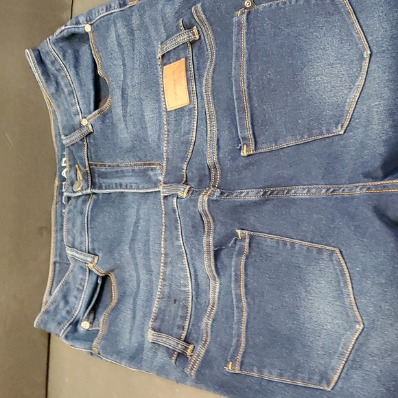 Tahari Capri Jeans 2 pair Size 8/29.  Price is for both together. - Picture 2 of 9